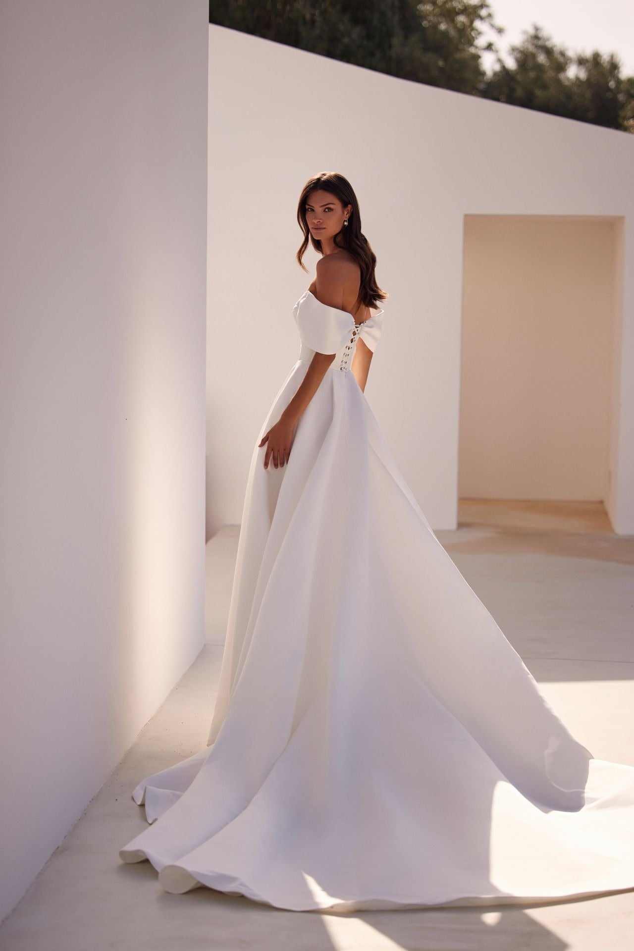 Chic Off-the-Shoulder Wedding Gown with a Boned Corset Modern Vestido De Novia Mermaid Bow Satin Bridal Gown Court Train Princess Wedding Dress